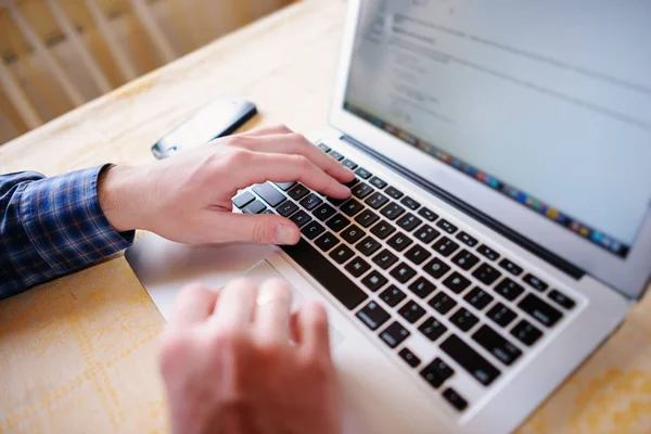 Primer Plano Del Hombre Negocios Teclado Libro Red Portátil — Foto de Stock