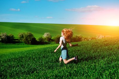 Yeşil alan üzerinde çalışan genç güzel kadın.