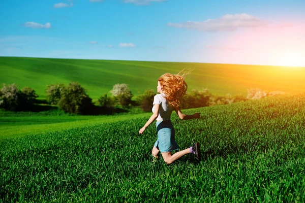 Yeşil alan üzerinde çalışan genç güzel kadın.