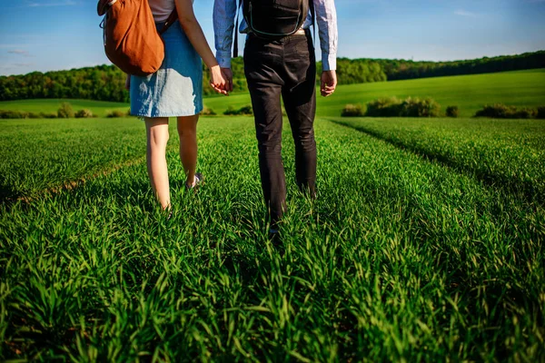 Młoda Para Jest Spacerując Greenfield Kobieta Mężczyzna Siebie Trzymając Rękach — Zdjęcie stockowe