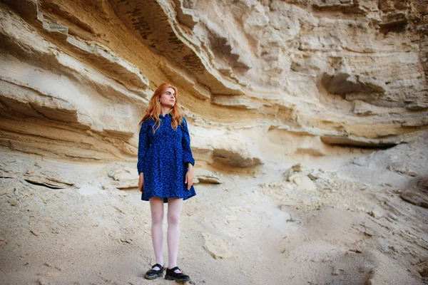 Krásná Zrzavá Dívka Modrých Šatech Uprostřed Pískovně — Stock fotografie