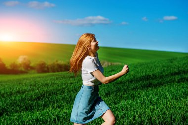 Yeşil alan üzerinde çalışan genç güzel kadın.