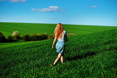 Yeşil alan üzerinde çalışan genç güzel kadın.