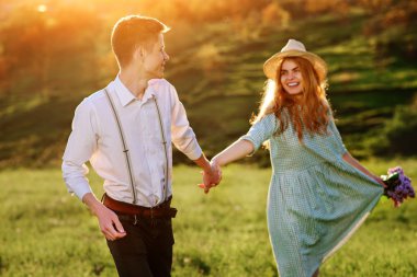 Kız arkadaşıyla parkta genç bir adam girer.