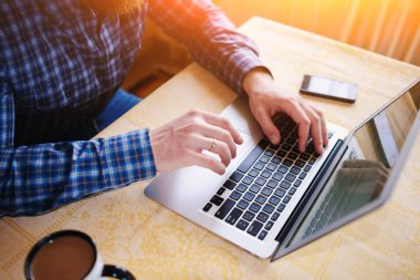 İşadamı closeup taşınabilir net-kitap üzerinde klavye.