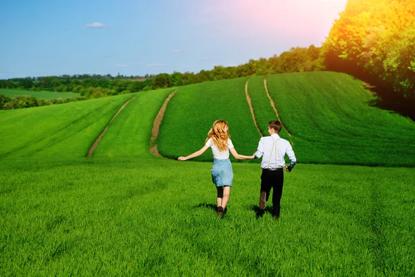 Young Happy Lovers Running Meadow Green Grass Blue Sky Back — Stock Photo, Image