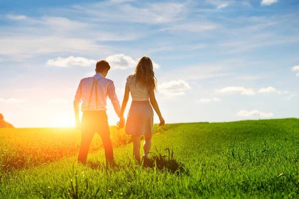 Ahşap tünellerde kulakları olan güzel bir kadın portresi.