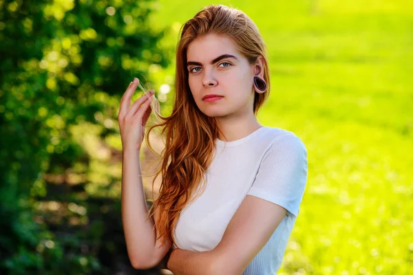 Portrét Mladé Krásné Ženy Dřevěnými Tunely Uších — Stock fotografie
