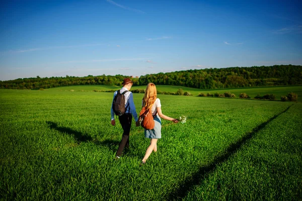 Batohem Zádech Muž Klobouku Žena Dlouhými Vlasy Jít Podél Cesty — Stock fotografie