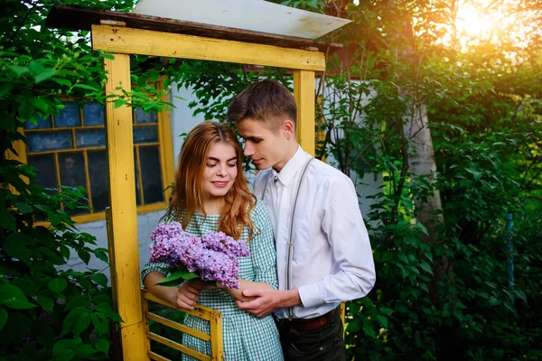 adam kız arkadaşı leylak bir buket verir..