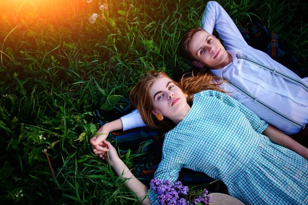 Genç çift çim üzerinde yalan ve sakin ol, yukarıdan görüntülemek.