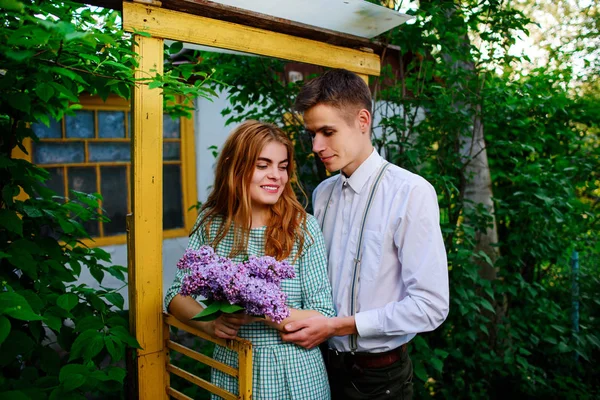 男人给了他的女朋友一束紫丁香 — 图库照片