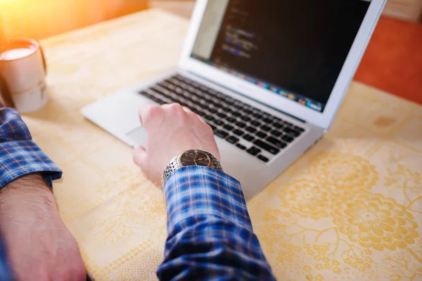 İşadamı closeup taşınabilir net-kitap üzerinde klavye.