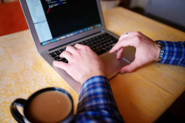 Primer Plano Del Hombre Negocios Teclado Libro Red Portátil —  Fotos de Stock