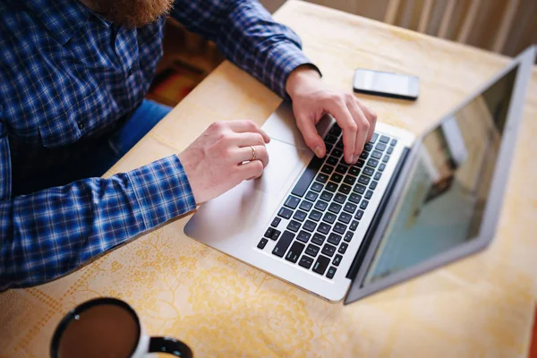 Primer Plano Del Hombre Negocios Teclado Libro Red Portátil —  Fotos de Stock