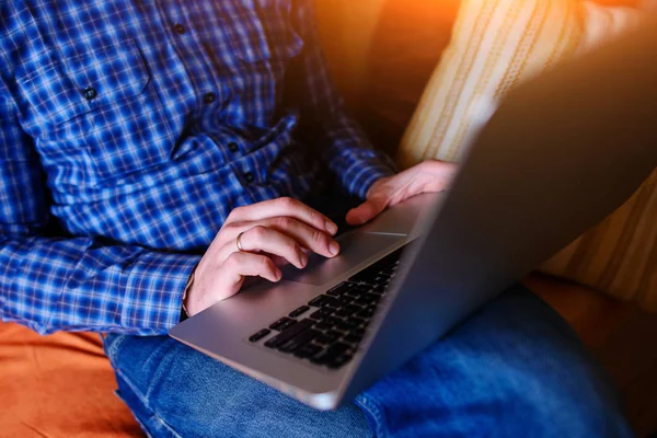 dizüstü bilgisayarınızda evde absorbe çalışan genç adam.