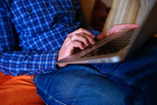 dizüstü bilgisayarınızda evde absorbe çalışan genç adam.