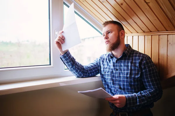 Evde iş adamı, kağıt çalıştığı.