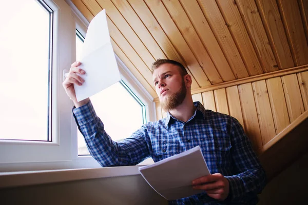 Evde iş adamı, kağıt çalıştığı.