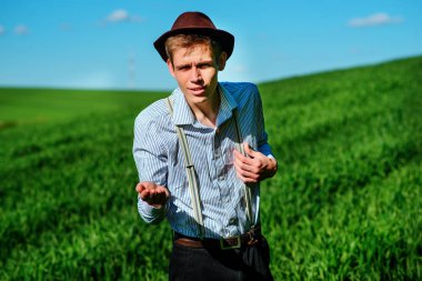 Yakışıklı bir şey onun yayarak rica doğada el ya da değil understans.