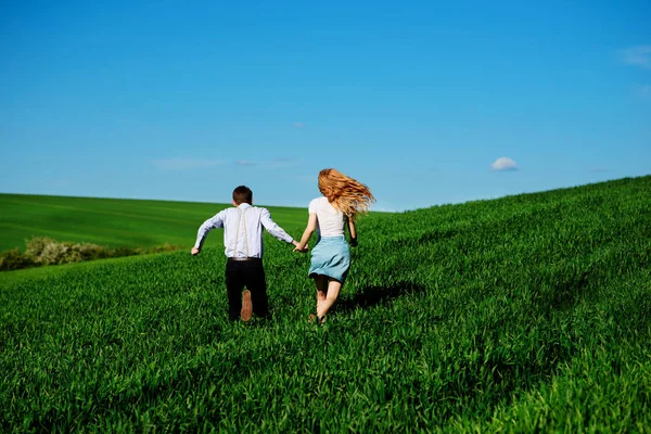 Young Happy Lovers Running Meadow Green Grass Blue Sky Back — Stock Photo, Image