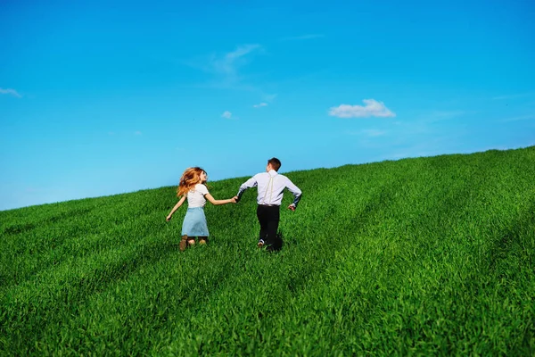 Jeunes Amoureux Heureux Courant Sur Prairie Avec Herbe Verte Ciel — Photo