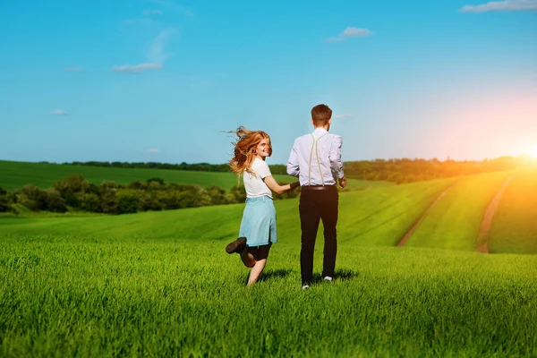 Young Couple Running Green Field Lovely Sunny Day — Stock Photo, Image