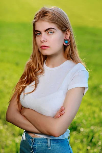 Portrét Mladé Krásné Ženy Dřevěnými Tunely Uších — Stock fotografie