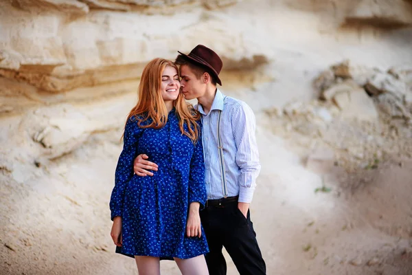 Een Aantrekkelijke Man Hugs Een Mooie Vrouw Een Blauwe Jurk — Stockfoto