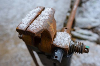 Eski paslı tablo mengeneleri işlemeli metal ve ahşap için.