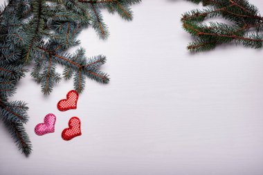 Çam ve üç kupa bir dalı ile ahşap beyaz arka plan. Sevgililer günü için kavramı