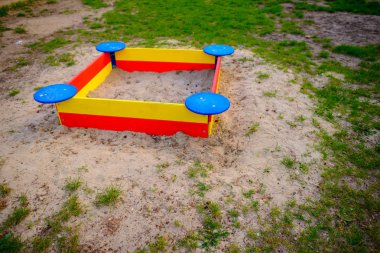 Bir güzel kum Bahçesi dolu. Yukarıdan görülen yeşil çim çevrili.