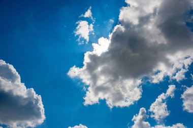 mavi gökyüzü arka plan ile bir küçük bulutlar, arka plan