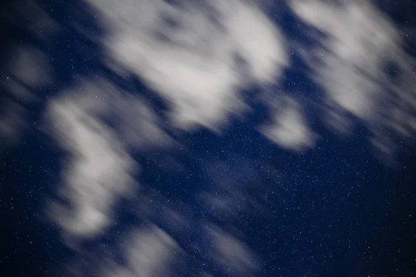 Sfondo Cielo Notturno Blu Scuro Con Innumerevoli Stelle Scintillanti Nuvole — Foto Stock