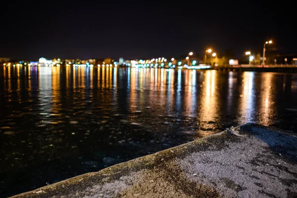Göl Şehrin Arka Plan Üzerinde Gece Yollar Dondurulmuş — Stok fotoğraf