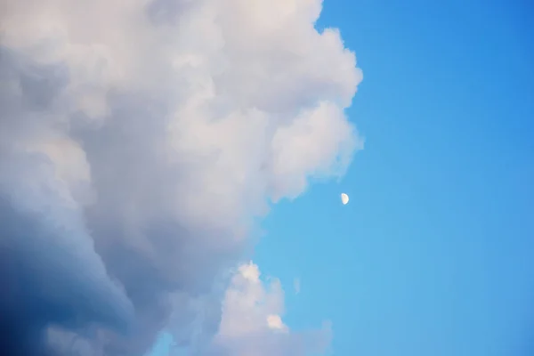 Jasne Błękitne Niebo Chmur Księżyc — Zdjęcie stockowe