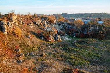 Ağaçlar, kayalar ve kırsal kesimde greenfields hills güzel renkli sonbahar manzara görüntülemek.