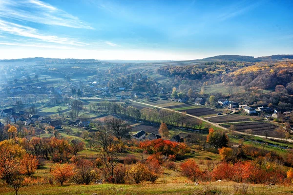 Zobacz Piękne Kolorowe Jesień Krajobraz Wzgórz Drzew Greenfields Wsi — Zdjęcie stockowe