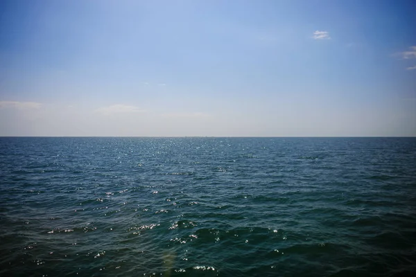 Oceano Azul Com Nuvens Maçantes Lindo Dia Ensolarado — Fotografia de Stock