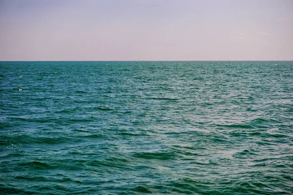 Oceano Azul Com Nuvens Maçantes Lindo Dia Ensolarado — Fotografia de Stock