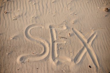 seks bir plajda kuma el yazısı.