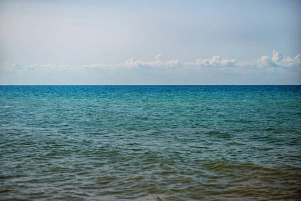 Oceano Azul Com Nuvens Maçantes Lindo Dia Ensolarado — Fotografia de Stock