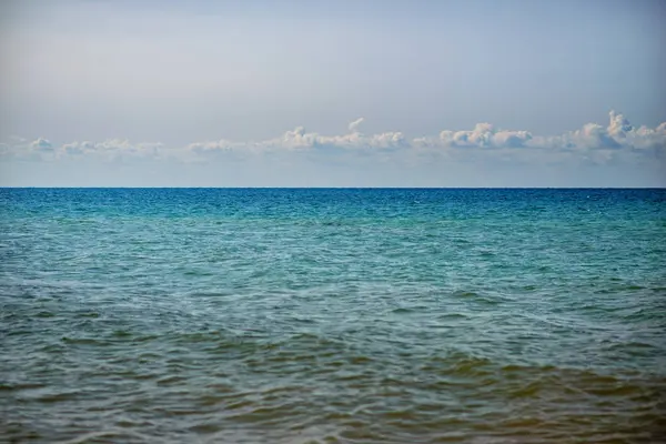 Oceano Azul Com Nuvens Maçantes Lindo Dia Ensolarado — Fotografia de Stock