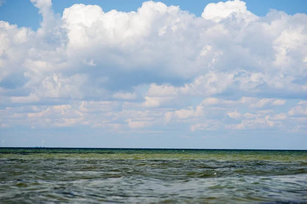 Océano Azul Con Nubes Opacas Hermoso Día Soleado — Foto de Stock