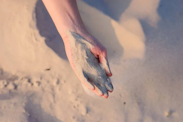 Женские Руки Льют Песок Землю — стоковое фото