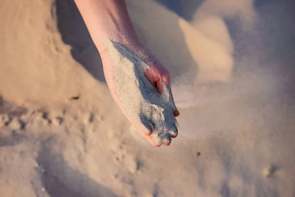 Γυναικεία Χέρια Ρίξτε Άμμου Στο Έδαφος — Φωτογραφία Αρχείου