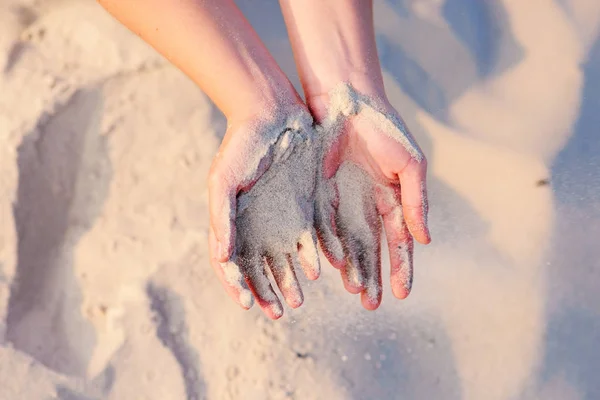 Mãos Femininas Derramar Areia Chão — Fotografia de Stock