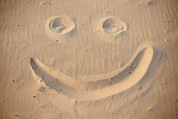 Rosto Sorridente Desenhando Uma Areia — Fotografia de Stock