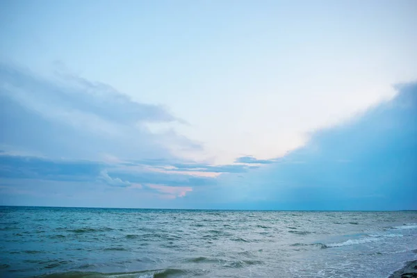 Océano Azul Con Nubes Opacas Hermoso Día Soleado — Foto de Stock