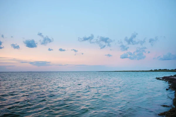 Oceano Azul Com Nuvens Maçantes Lindo Dia Ensolarado — Fotografia de Stock
